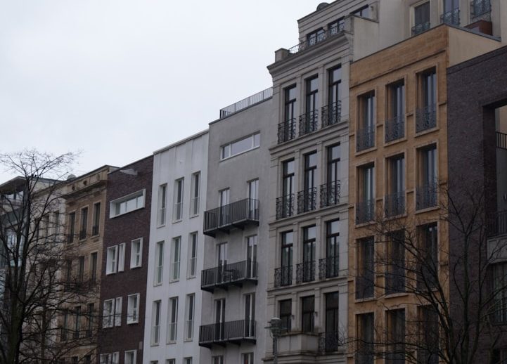 WEG-Verwaltung Reihen von modernen Gebäuden mit Balkonen in neutralen Farbtönen.